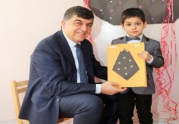 Minik öğrencilerin karne sevincine ortak oldu