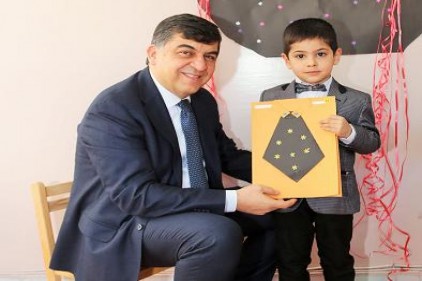 Minik öğrencilerin karne sevincine ortak oldu