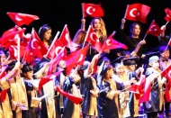 Minik öğrencilerin mezuniyet gururu