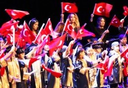 Minik öğrencilerin mezuniyet gururu