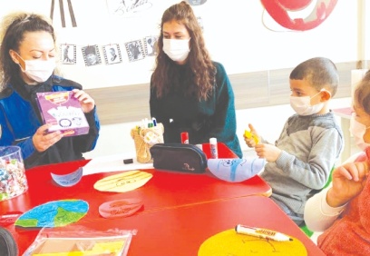 Minik öğrencilerin okul sevincine ortak oldular