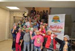 Minik ustalar kendi elleriyle kurabiye yaptı