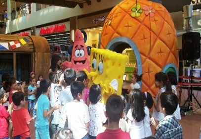 Minik ziyaretçiler Sünger Bob’u çok sevdi!