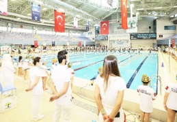 Minikler kulaçlarını ataları için attılar