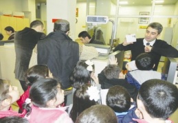 Minikler öğrenciler, sevdiklerine PTT’den yeni yıl kartı gönderdi.