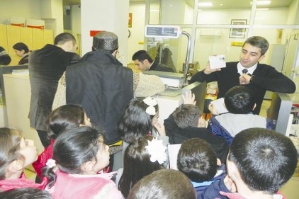 Minikler öğrenciler, sevdiklerine PTT&#8217;den yeni yıl kartı gönderdi.