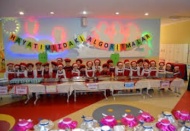 Minikler, turşularını ailelerine ikram etti