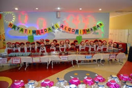 Minikler, turşularını ailelerine ikram etti
