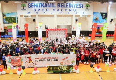 Minikler, yeşil sahada ilk kez resmi bir maça çıkmanın tatlı heyecanını yaşadı