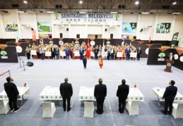 Minikler, yıldızlar, gençler ve büyükler yaş gruplarında 15 farklı ekip sahne aldı
