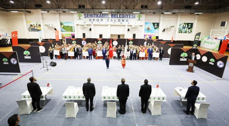 Minikler, yıldızlar, gençler ve büyükler yaş gruplarında 15 farklı ekip sahne aldı