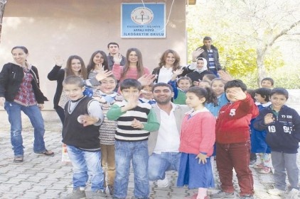 Miniklere hikaye kitabı götürdüler