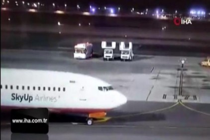 Mısır'da iniş yapan uçak alev aldı