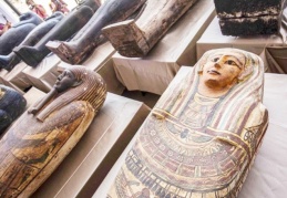 Mısır'daki Sakkara Antik Mezarlığı'nda 80'den fazla açılmamış lahit bulundu