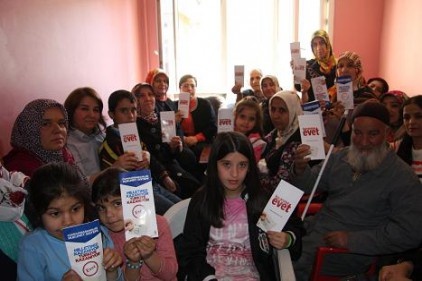 MKYK Üyesi Serpil Kavlak referandum çalışması yapıyor