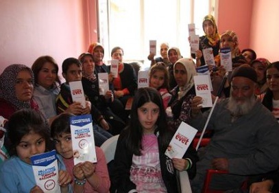 MKYK Üyesi Serpil Kavlak referandum çalışması yapıyor