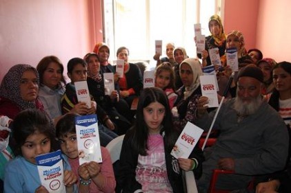 MKYK Üyesi Serpil Kavlak referandum çalışması yapıyor