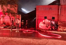 Mobilya fabrikasındaki yangın kontrol altına alındı