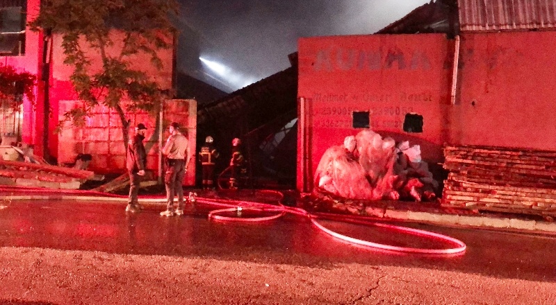 Mobilya fabrikasındaki yangın kontrol altına alındı