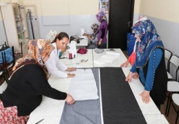 Modaya uygun ürünler çıkararak kendi elbiselerini kendileri yapıyor