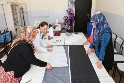 Modaya uygun ürünler çıkararak kendi elbiselerini kendileri yapıyor