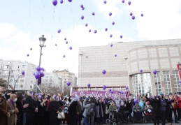 “Mor Umuttur” sloganıyla onlarca mor balon gökyüzüne bırakıldı