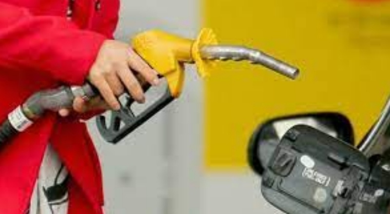 Motorinin litre fiyatına 35, benzine 26 kuruş zam yapıldı