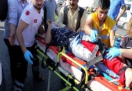 Motosiklet aniden yola fırlayan yayalara çarptı: 2 yaralı