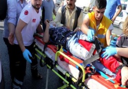 Motosiklet aniden yola fırlayan yayalara çarptı: 2 yaralı