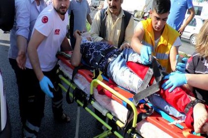 Motosiklet aniden yola fırlayan yayalara çarptı: 2 yaralı