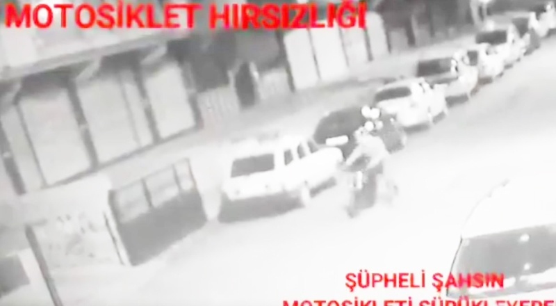 Motosiklet hırsızlığı güvenlik kamerasında