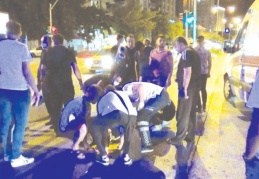 Motosiklet ile otomobil çarpıştı: 2 yaralı