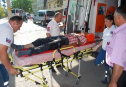 Motosiklet ile otomobil çarpıştı 