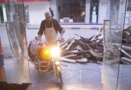 Motosiklet ışığında ekmekler yapıldı
