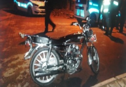 Motosiklet kaldırıma çarptı