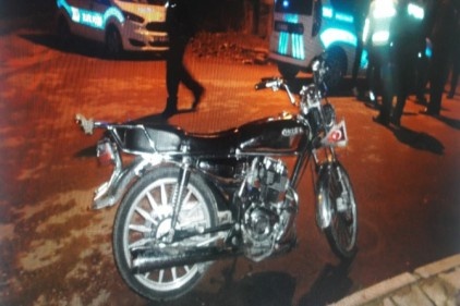 Motosiklet kaldırıma çarptı