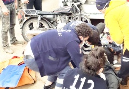 Motosiklet, park halindeki araca arkadan çarptı