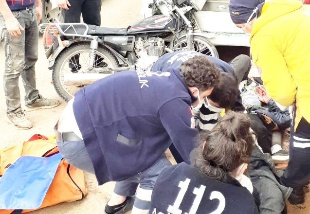 Motosiklet, park halindeki araca arkadan çarptı