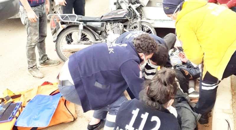 Motosiklet, park halindeki araca arkadan çarptı