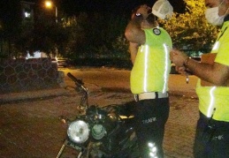 Motosiklet, traktörün altına girdi