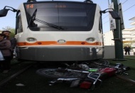 Motosiklet tramvayın altında kaldı 