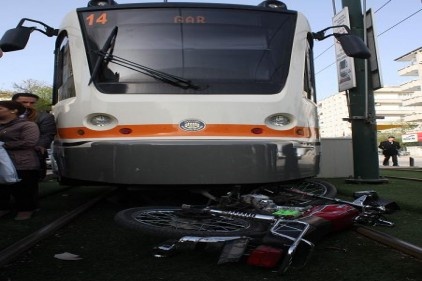 Motosiklet tramvayın altında kaldı 