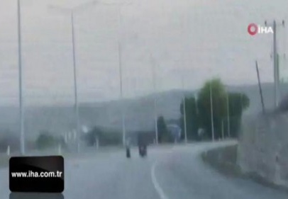 Motosiklet üstünde yatarak giden sürücü tehlike saçtı