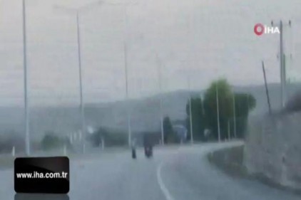 Motosiklet üstünde yatarak giden sürücü tehlike saçtı