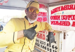 Motosiklet üzerinde seyyar nohut dürümcüsü