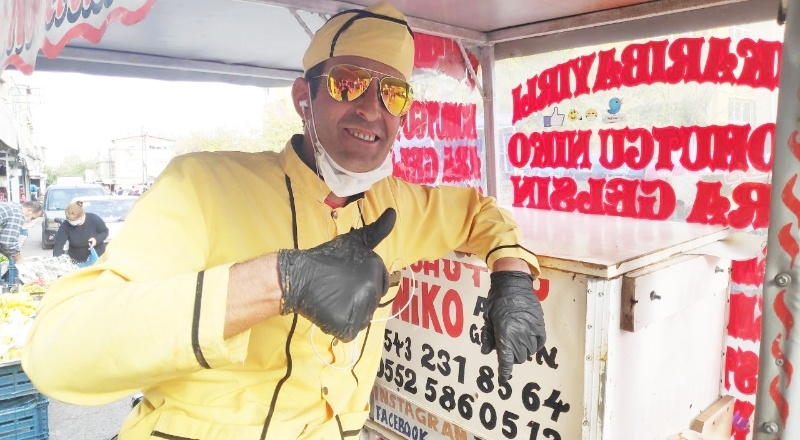 Motosiklet üzerinde seyyar nohut dürümcüsü
