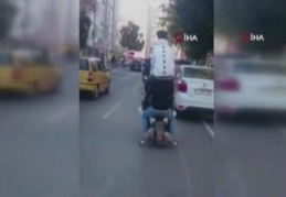 Motosiklete 5 kişi bindiler, sığmayınca birbirlerinin üzerine çıktılar
