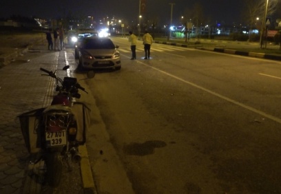 Motosiklete çarpan araç üç kişiyi yola savurdu