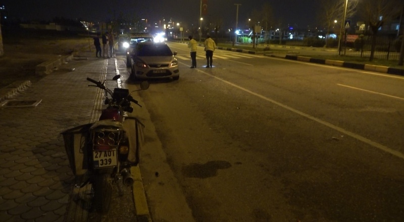 Motosiklete çarpan araç üç kişiyi yola savurdu