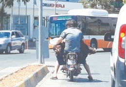 Motosiklete iki kişi ve bir koyun bindiler